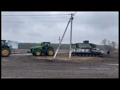 Ukrainian farmers are dragging a Russian tank - უკრაინელიო ფერმერები რუსულ ჯართს მიათრევენ